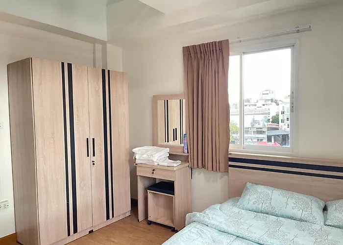 Modern 5-bedroom Townhome Near Mrt And Local Charm Bangkok