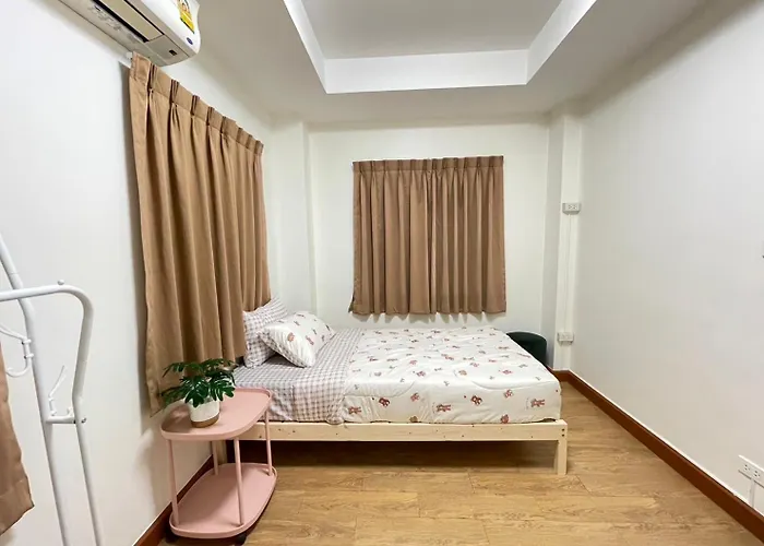 Modern 5-bedroom Townhome Near Mrt And Local Charm