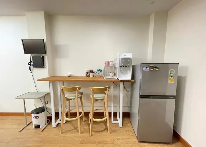 Apartment Modern 5-bedroom Townhome Near Mrt And Local Charm Bangkok