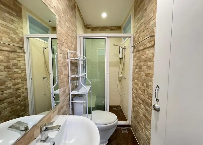 Modern 5-bedroom Townhome Near Mrt And Local Charm