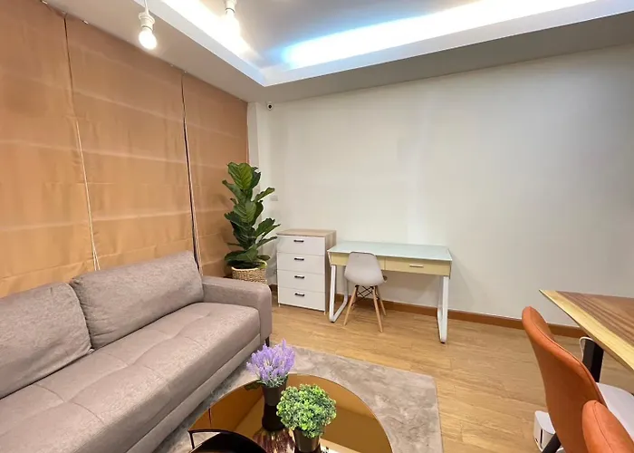 Apartment Modern 5-bedroom Townhome Near Mrt And Local Charm *