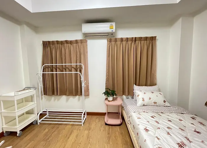 Modern 5-bedroom Townhome Near Mrt And Local Charm