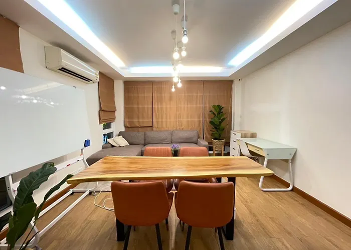 Apartment Modern 5-bedroom Townhome Near Mrt And Local Charm *