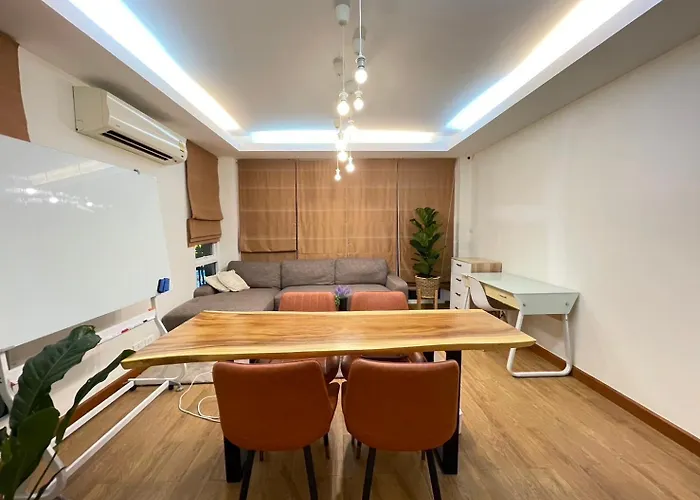 Modern 5-bedroom Townhome Near Mrt And Local Charm Bangkok