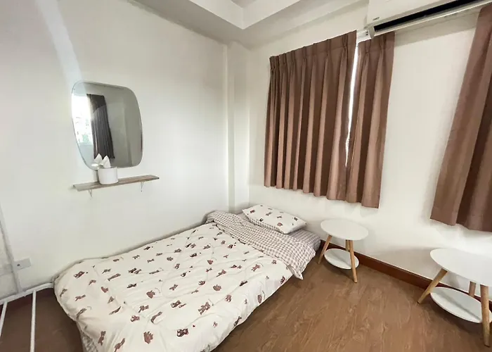 Modern 5-bedroom Townhome Near Mrt And Local Charm