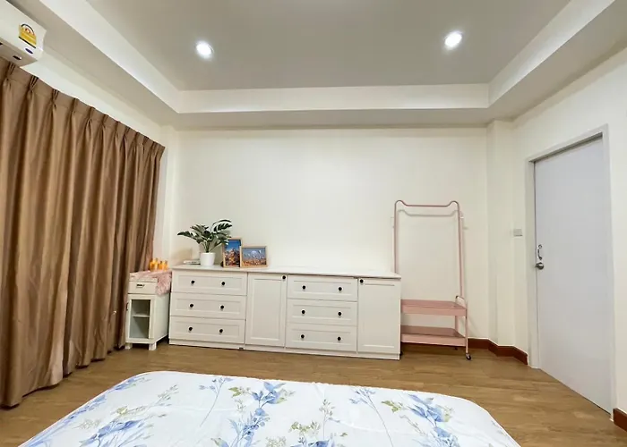 Apartment Modern 5-bedroom Townhome Near Mrt And Local Charm Bangkok