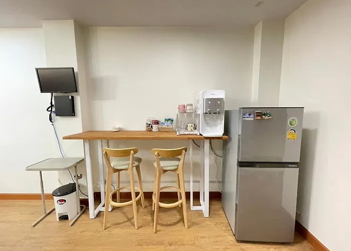 Modern 5-bedroom Townhome Near Mrt And Local Charm