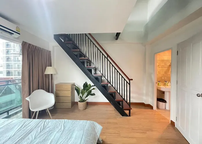 Apartment Modern 5-bedroom Townhome Near Mrt And Local Charm Bangkok