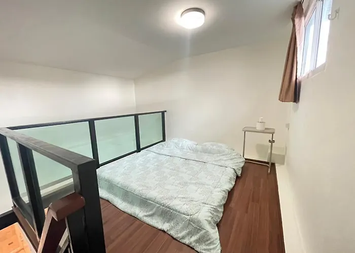 Apartment Modern 5-bedroom Townhome Near Mrt And Local Charm *