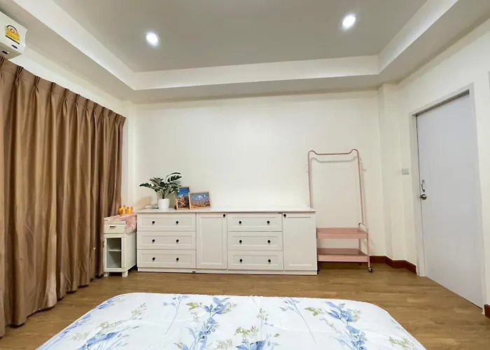 Apartment Modern 5-bedroom Townhome Near Mrt And Local Charm Bangkok