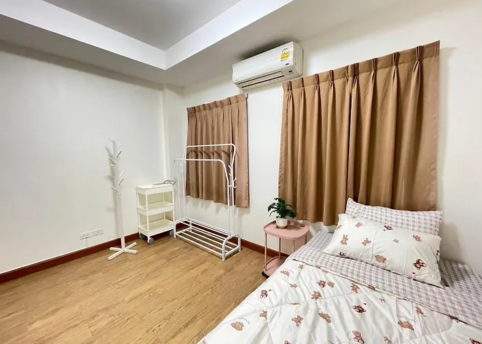 Modern 5-bedroom Townhome Near Mrt And Local Charm
