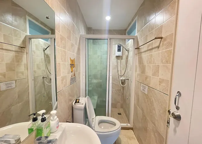 Apartment Modern 5-bedroom Townhome Near Mrt And Local Charm Bangkok