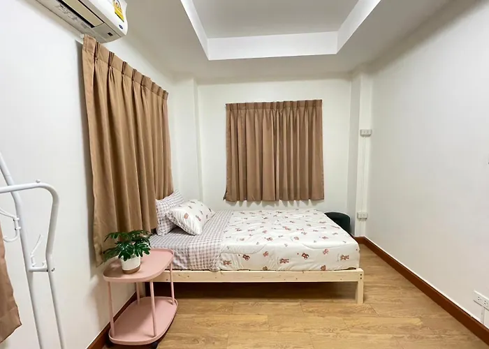 Apartment Modern 5-bedroom Townhome Near Mrt And Local Charm Bangkok