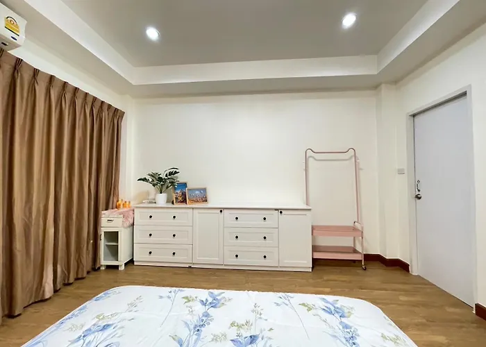 Modern 5-bedroom Townhome Near Mrt And Local Charm Bangkok