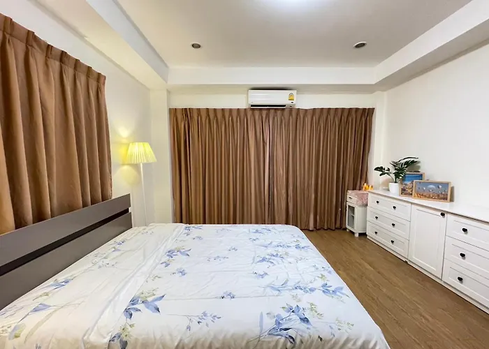 Apartment Modern 5-bedroom Townhome Near Mrt And Local Charm *