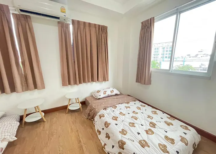 Modern 5-bedroom Townhome Near Mrt And Local Charm