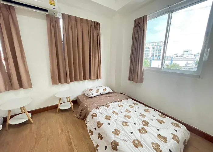 Apartment Modern 5-bedroom Townhome Near Mrt And Local Charm Bangkok